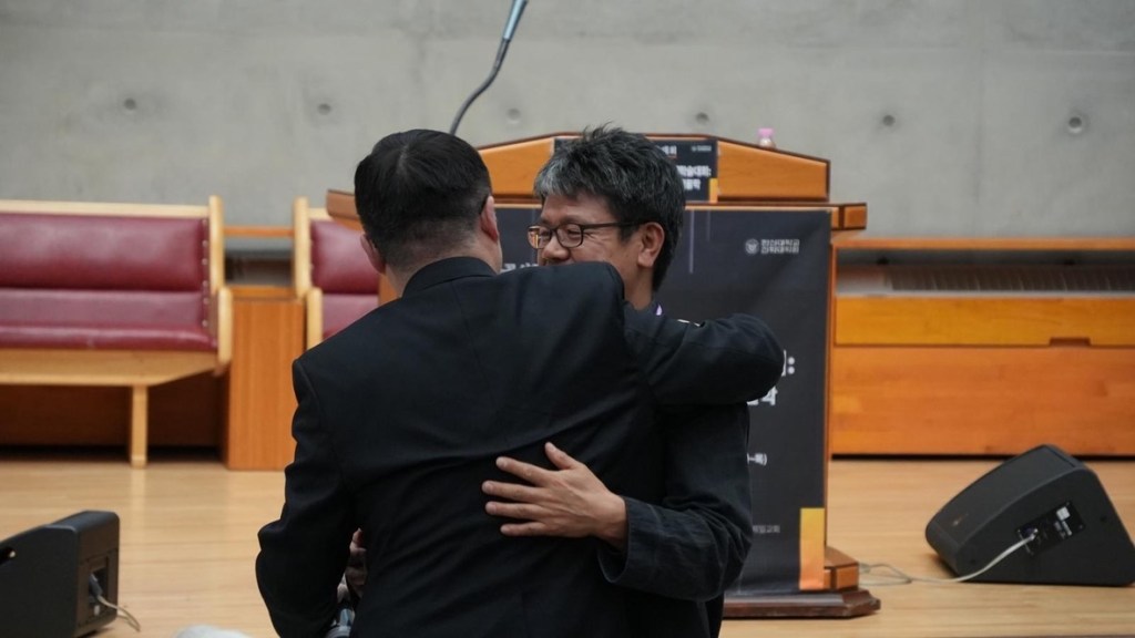Dean Hiheon Kim presenting a gift to Jacob Chengwei Feng at the podium, 2026 Public Theology Conference, Hanshin University, Seoul